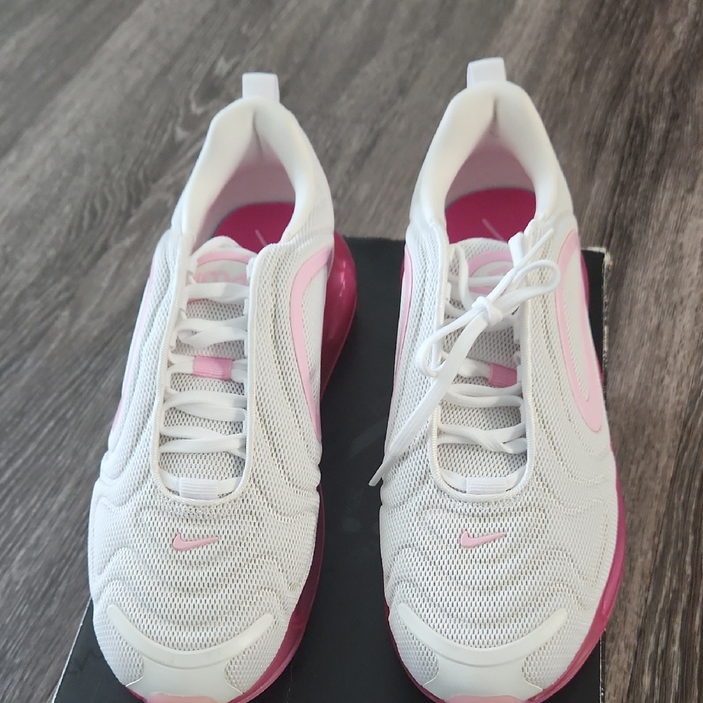 Nike Air Max 720 White and Pink Sneakers